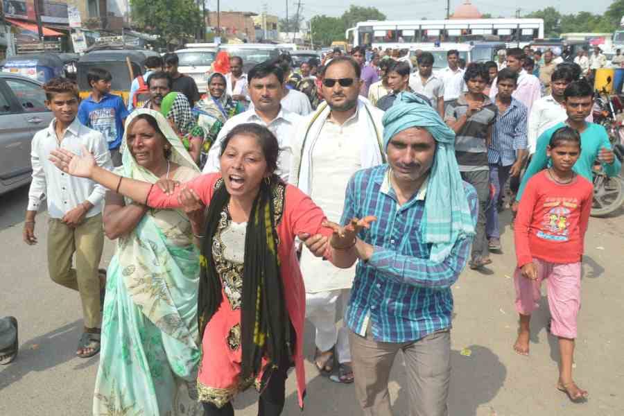 road jam in mathura after murder of man