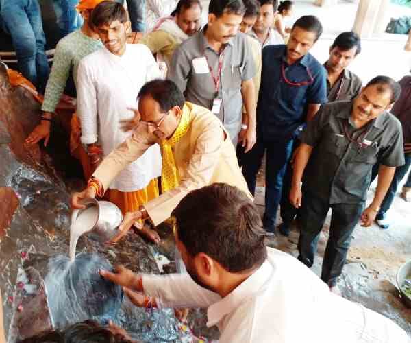 shivraj chauhan in mathura praises pm narendra modi