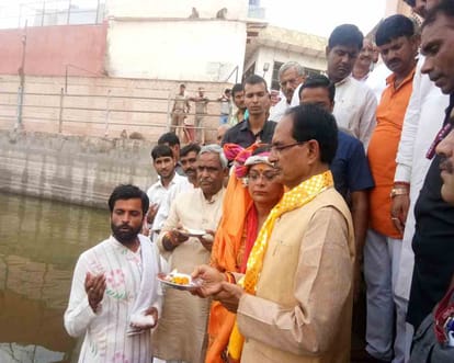 shivraj chauhan in mathura praises pm narendra modi