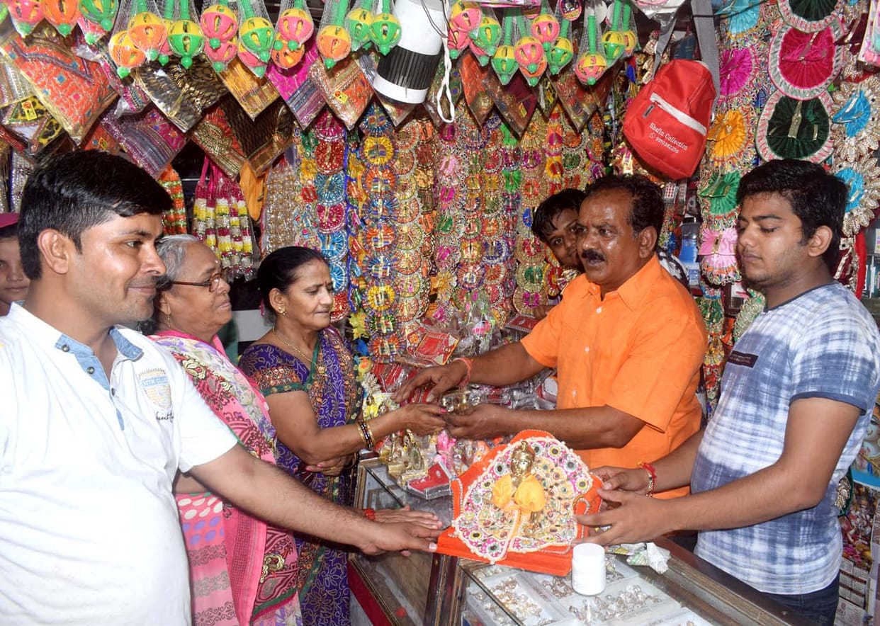 Laddoo Gopal to wear dress made in Mathura and Delhi