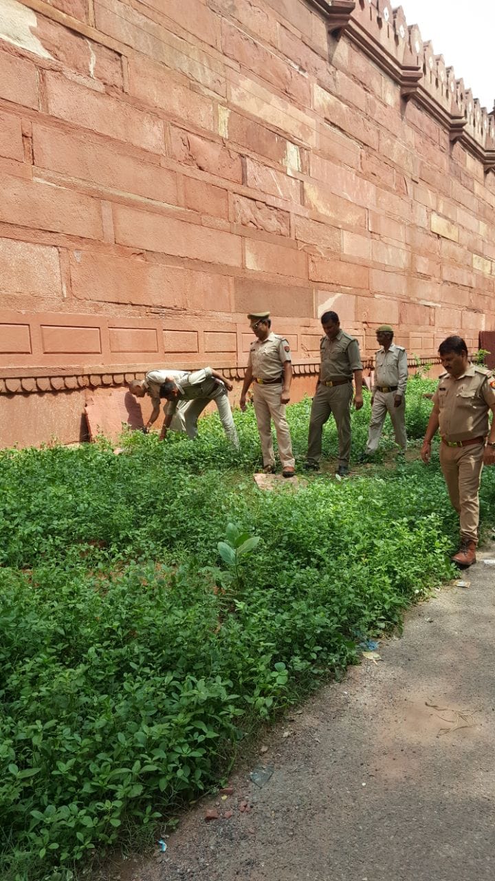 fake call about bomb in taj mahal in agra