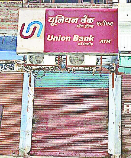 guard was on his duty, 8.7 lakh theft