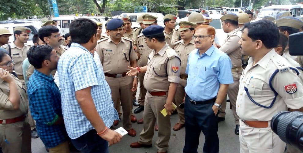 Keeping the dead body on the road, demand for arrest of accused MLAs and policemen