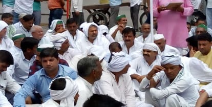 Keeping the dead body on the road, demand for arrest of accused MLAs and policemen