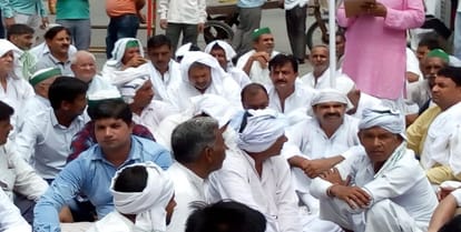 Keeping the dead body on the road, demand for arrest of accused MLAs and policemen