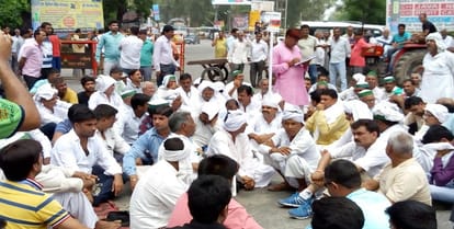 Keeping the dead body on the road, demand for arrest of accused MLAs and policemen