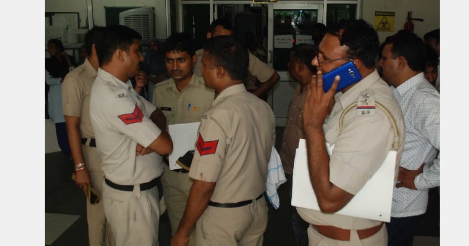 अब बेवर में पुलिस टीम पर हमला