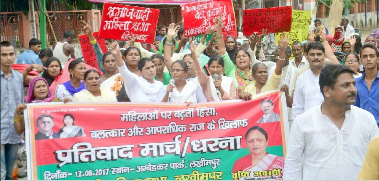 Protest in protest against the death of children in Gorakhpur