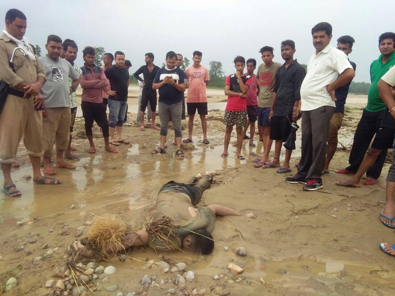 amity university students flow in river