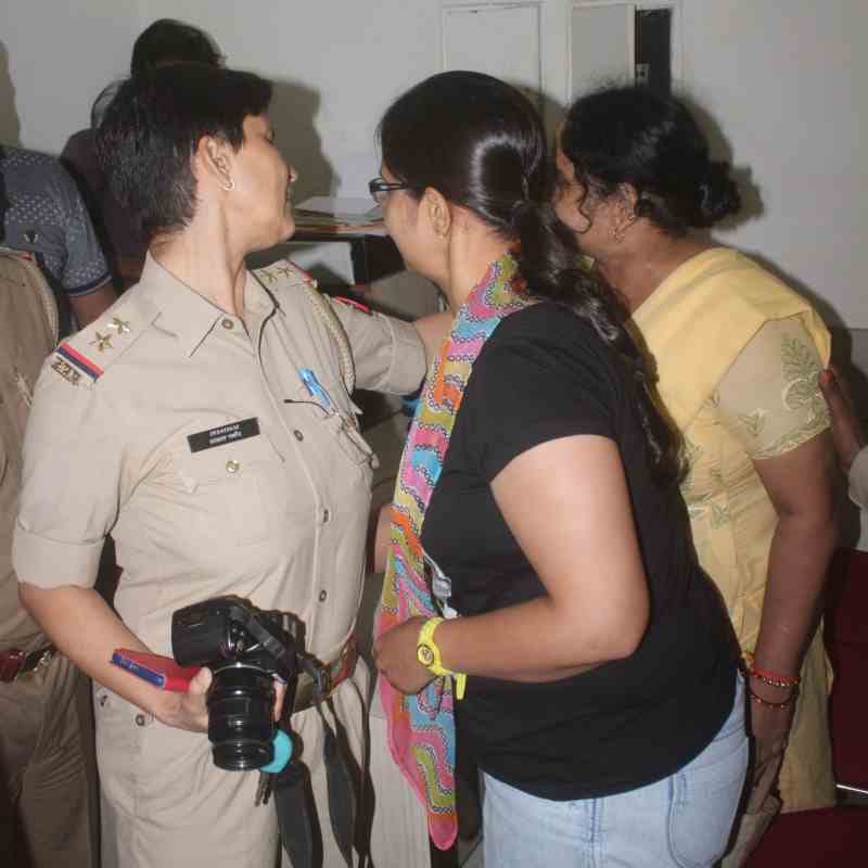 wife and daughter of agra police officer misbehave with media 