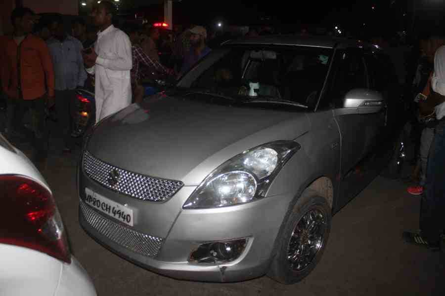 wife and daughter of agra police officer misbehave with media 