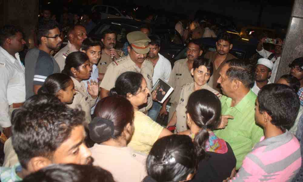 wife and daughter of agra police officer misbehave with media 