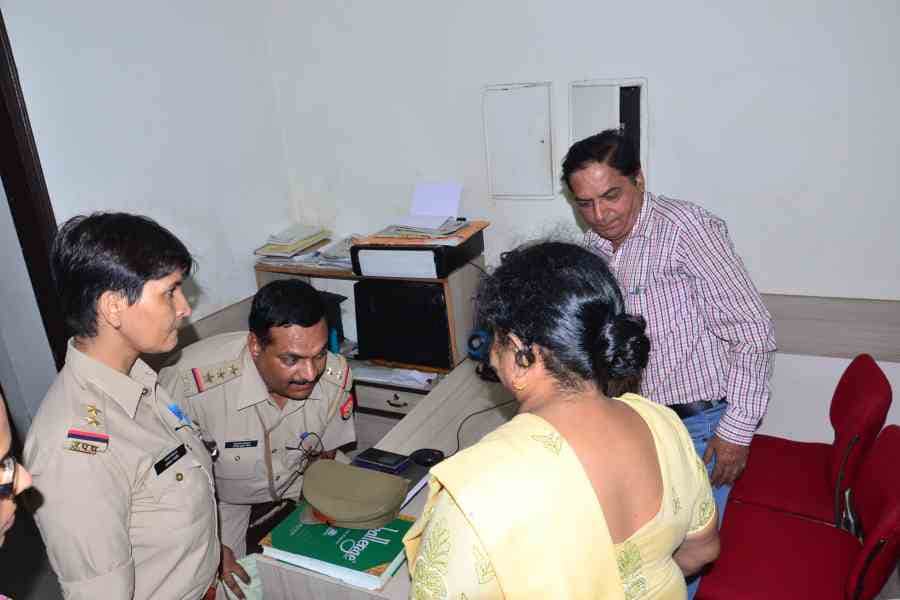 wife and daughter of agra police officer misbehave with media 