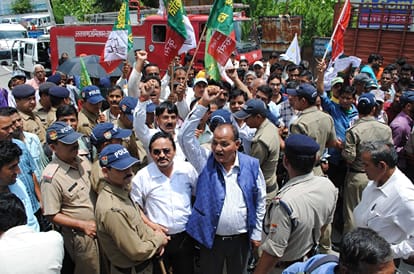 two mla fight during public hearing in pithoragarh