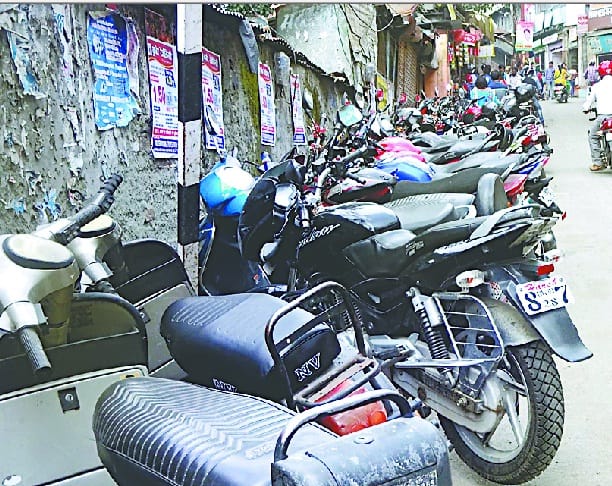 नाहन में नो पार्किंग में खड़े हो रहे वाहन
