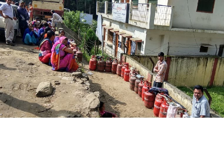 The crisis of LPG in Tanakpur, Lohaghat