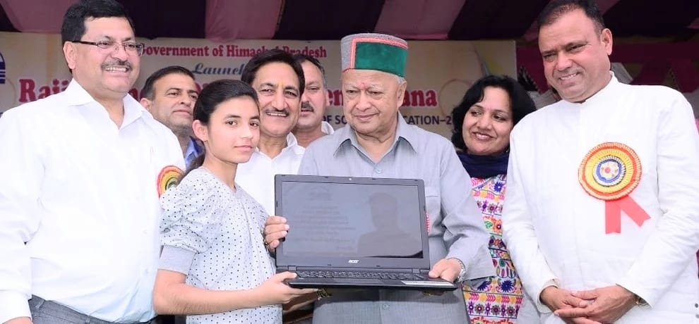 himachal laptop distribution to students