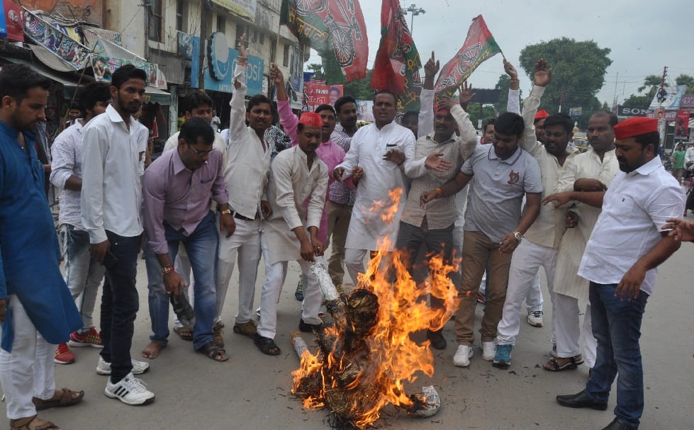 सपा और भाकपा ने फूंका सीएम का पुतला