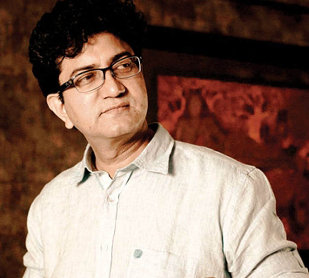 Prasoon Joshi praise PM Narendra Modi said he is attached to the country and detached to his gains