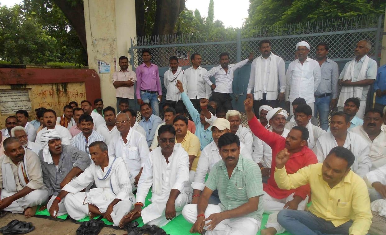 क्षेत्र पंचायत कार्यालय पर ताला लगा दिया धरना