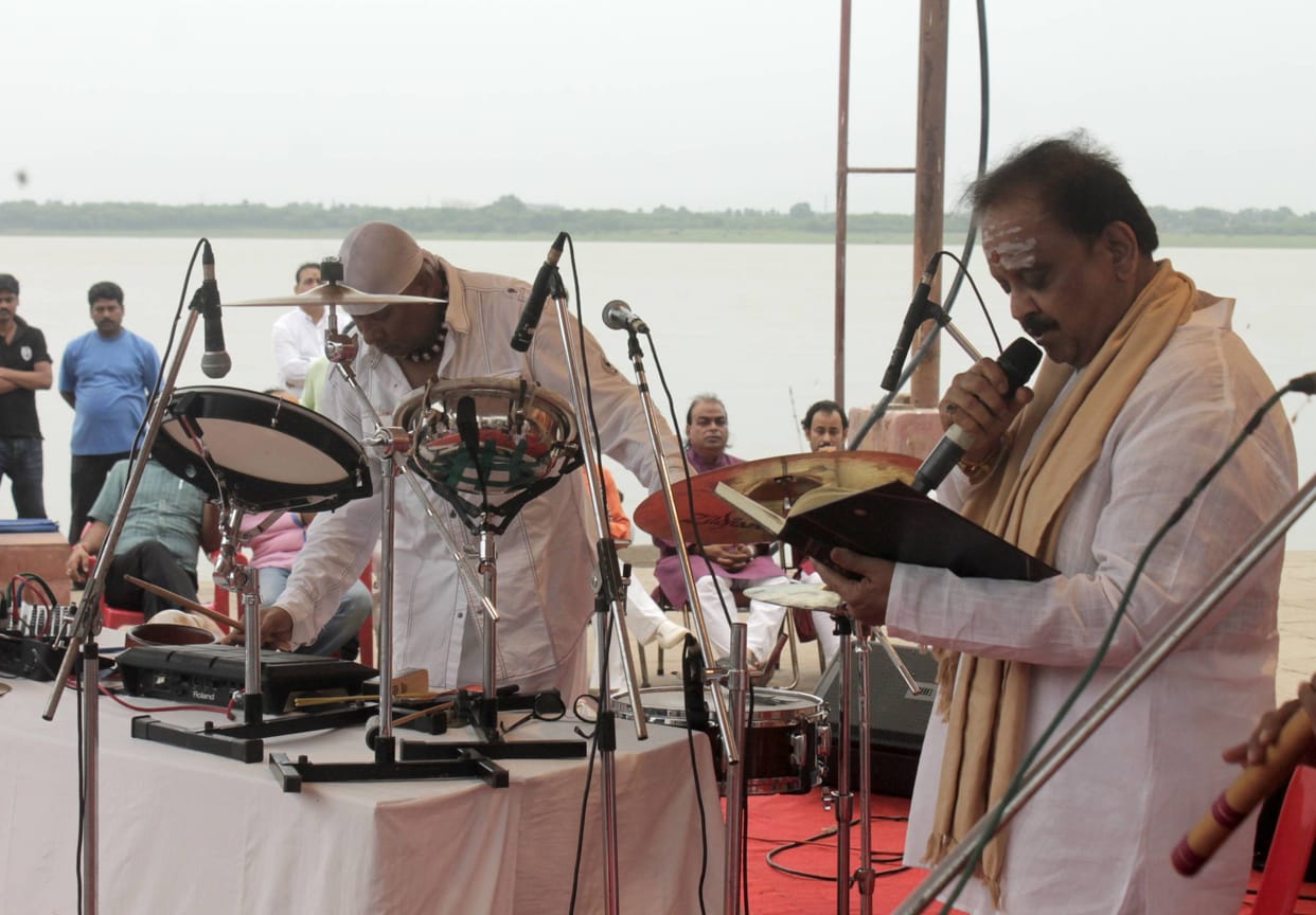 SP Balasubramaniam arrived in Subah e Banaras played drum by Shivamani