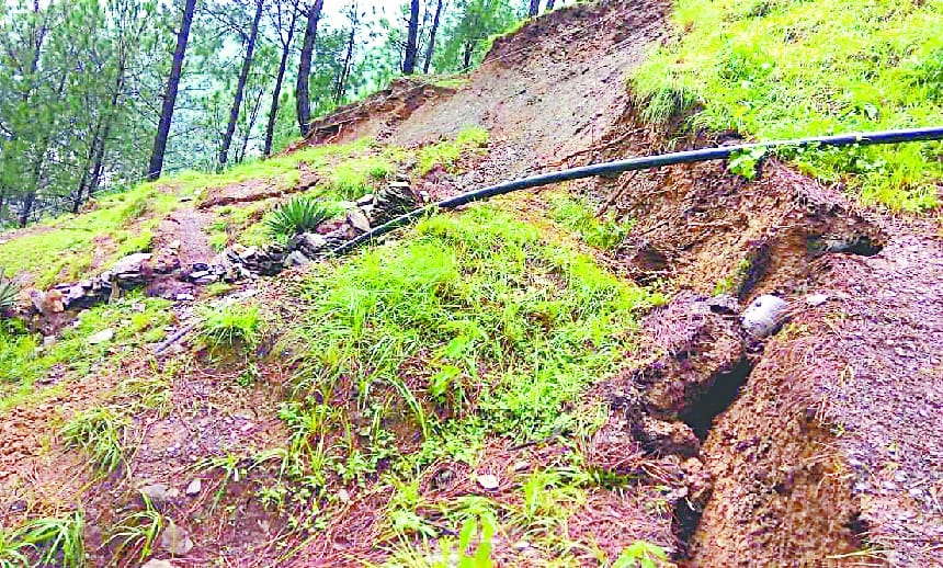 तरेला-मंगली मार्ग पर छह दिनों से बाधित, गांवों में राशन कोटा खत्म