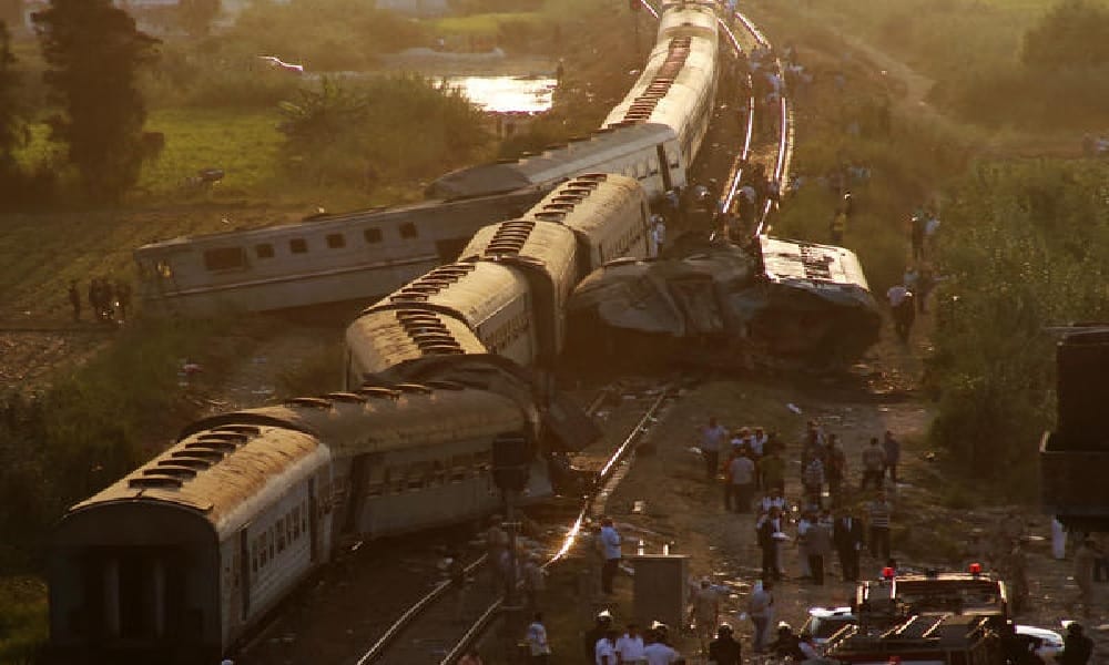 44 dead and 180 injured in train crash in egypt