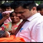 बच्चों को देखते डॉक्टर कफील
