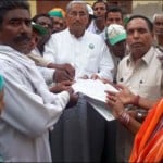 ज्ञापन सौंपते किसान