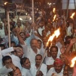 मेडिकल कॉलेज की घटना के विरोध मे सपाइयों ने मशाल जुलूस निकाला।