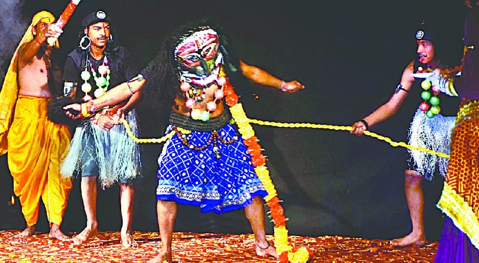 Attractive spectators from the delightful presentation of Hillzatra