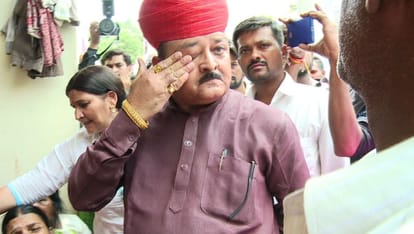 bjp mla once again lashes out on his own party in a conference 
