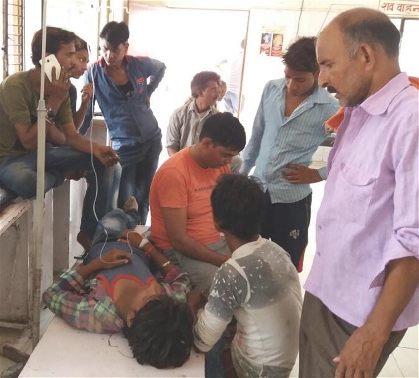 E-rickshaw looted by drinking intoxicant drug in cold drink