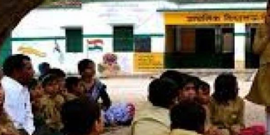 Headmaster came school in drunken condition drops children 