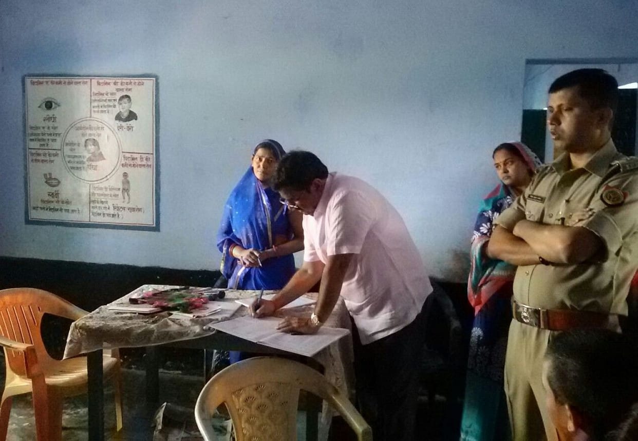 डीएम ने रोका चार शिक्षकों का वेतन