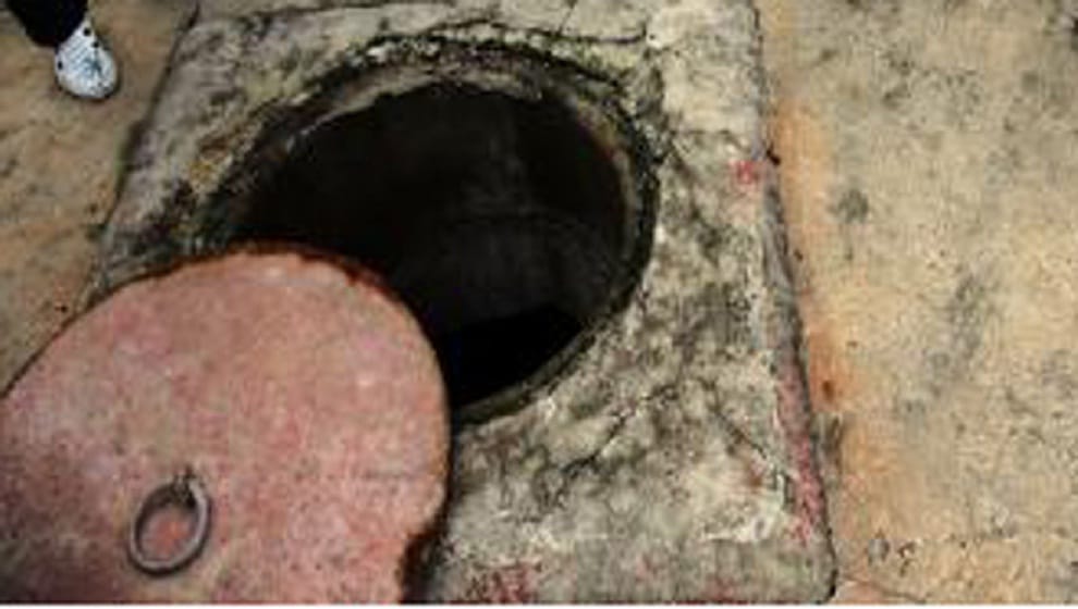 two brothers died while cleaning satlling tank in mall at delhi