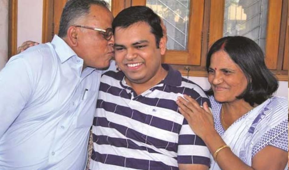 ias mukesh pandey was wondering and talking to himself before suicide in ghagiabad