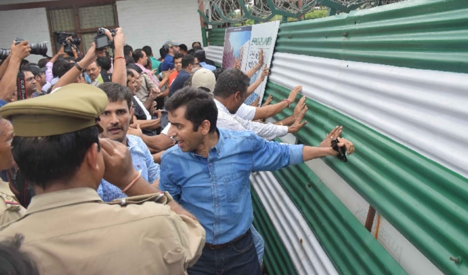 jp builder md crowded i noida and fight with guards 