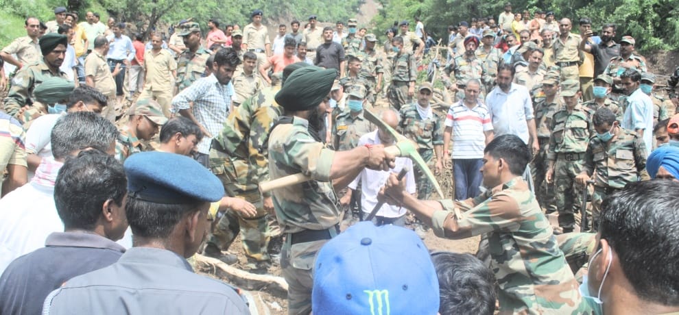 himachal landslide in mandi 400 army and ndrf jawans in rescue operation