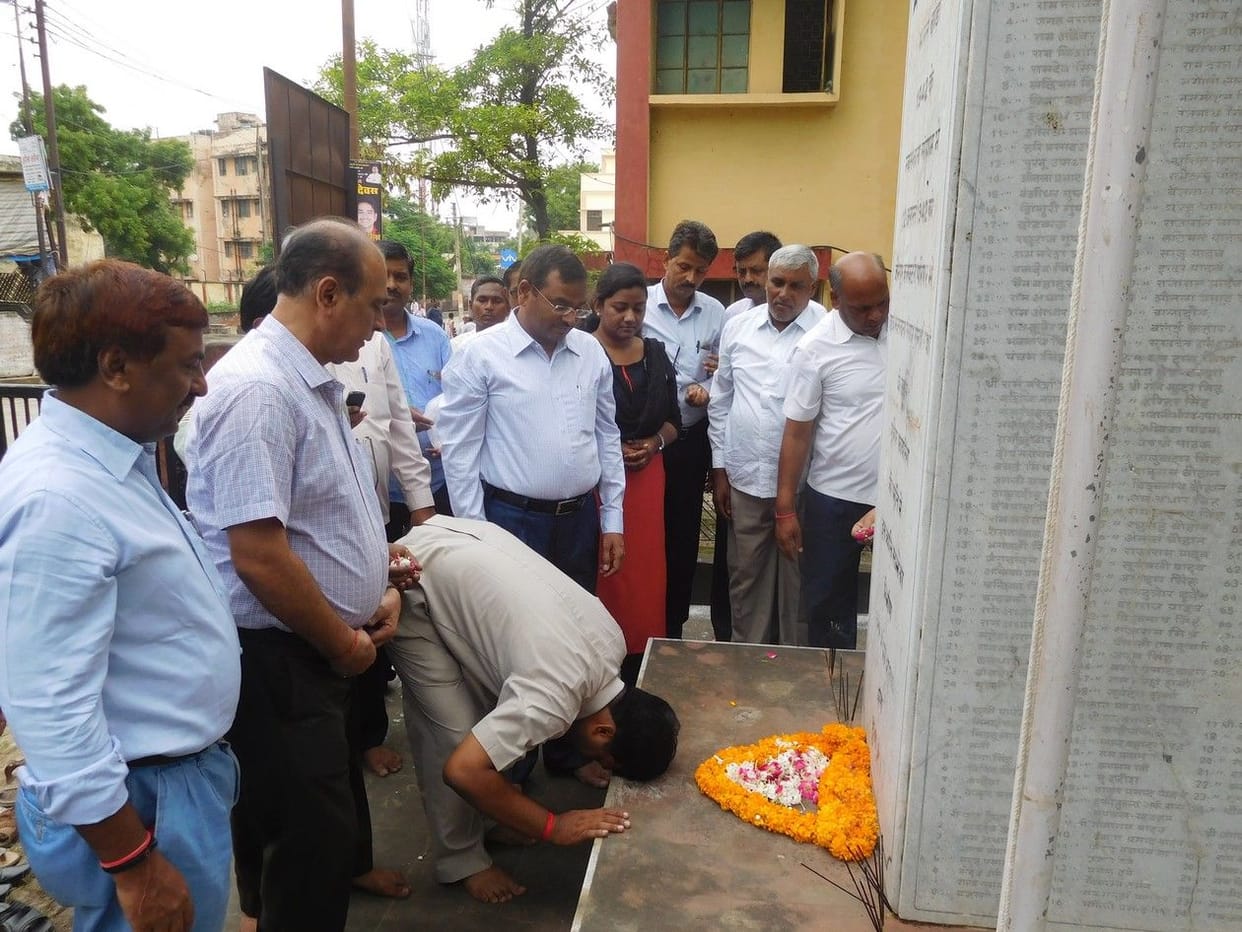 पुष्प चढ़ाकर अर्पित की गई श्रद्घांजलि