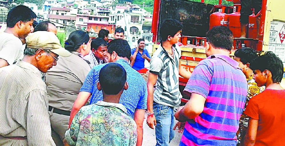 People trapped for cylinder as soon as the LPG vehicle arrives