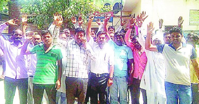 protest of Ambehata Sekha villegers in police station