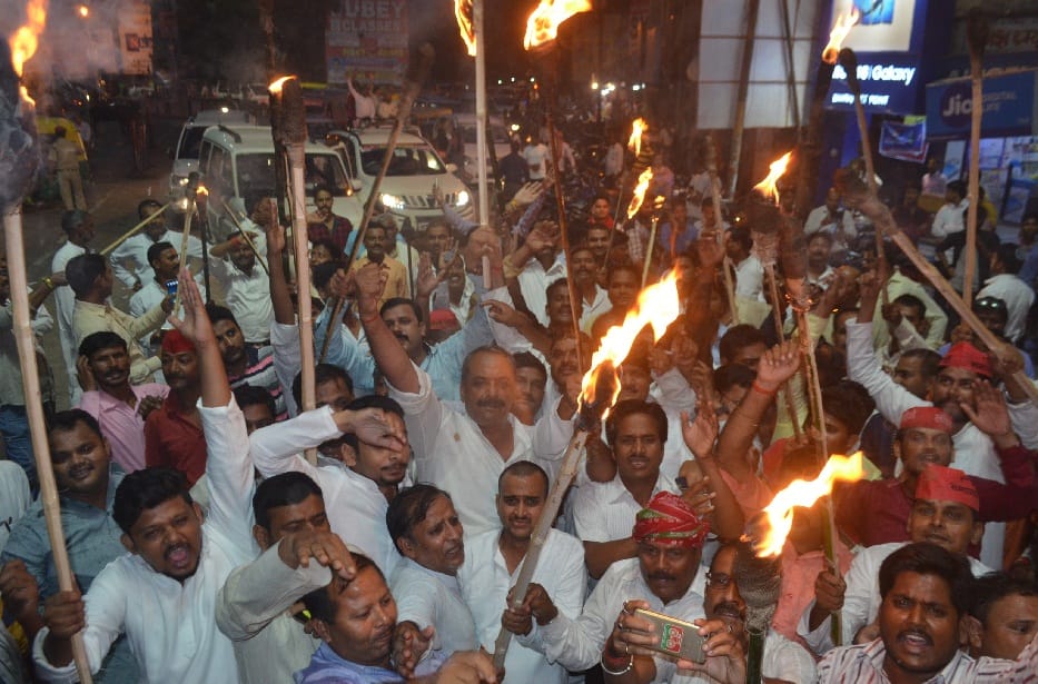 मृतकों के परिवार को 25-25  लाख रुपये देने की मांग