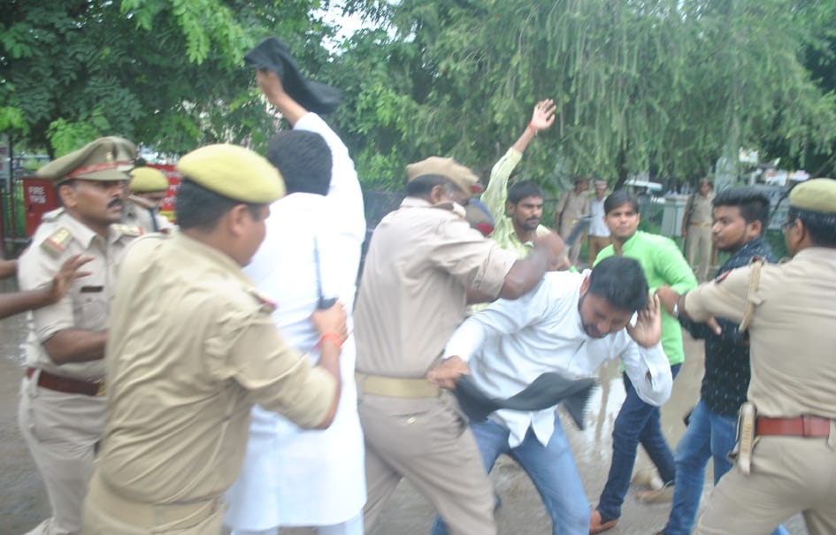 बीआरडी--सीएम को मेडिकल कॉलेज में काले झंडे दिखाए