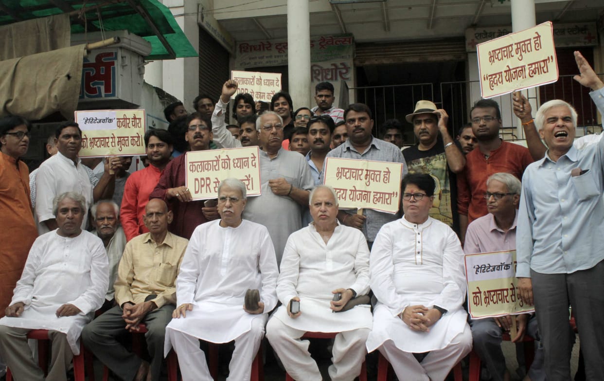 Padma Bhushan Rajan Mishra Sajan Mishra sitting on the dharna in Varanasi