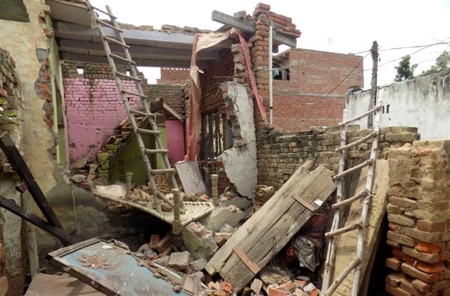 Uri house roof with sharp bang, woman serious