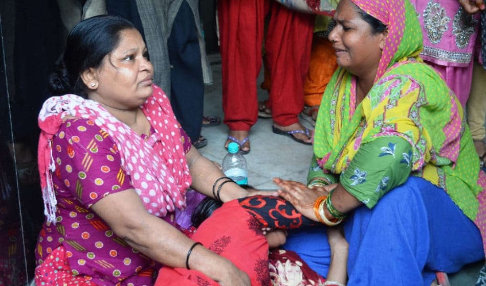 two died in saftey tank cleaning process due to poisonous gas in delhi