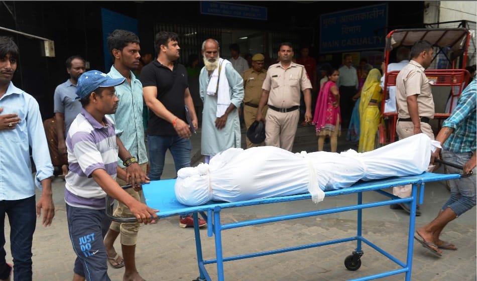 two died in saftey tank cleaning process due to poisonous gas in delhi