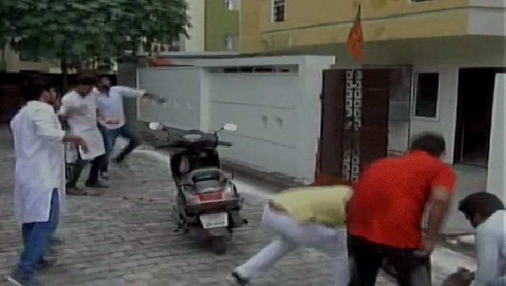 SP workers threw eggs and tomatoes at UP Health Minister Siddharth Nath residence 