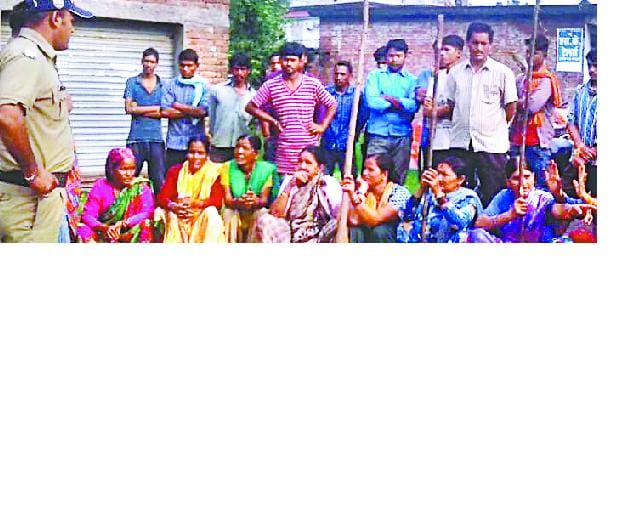 women blocks road against liquor shop